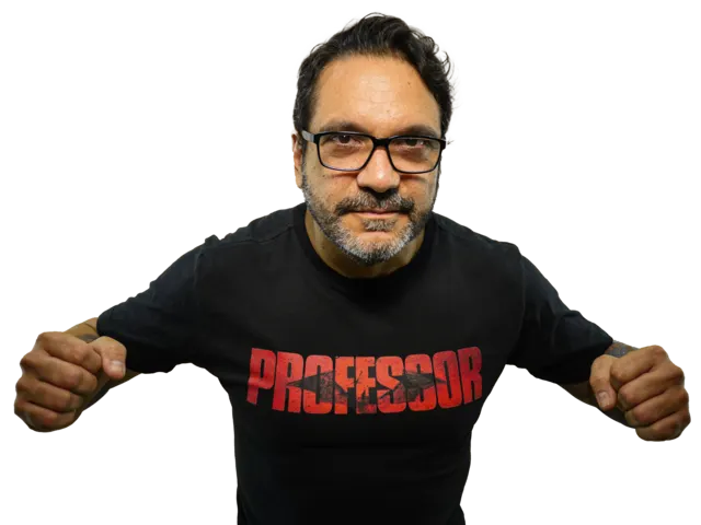 Professor Fragale de camiseta preta escrita PROFESSOR, com os punhos cerrados